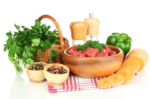 Kosz z warzywami i przyprawami